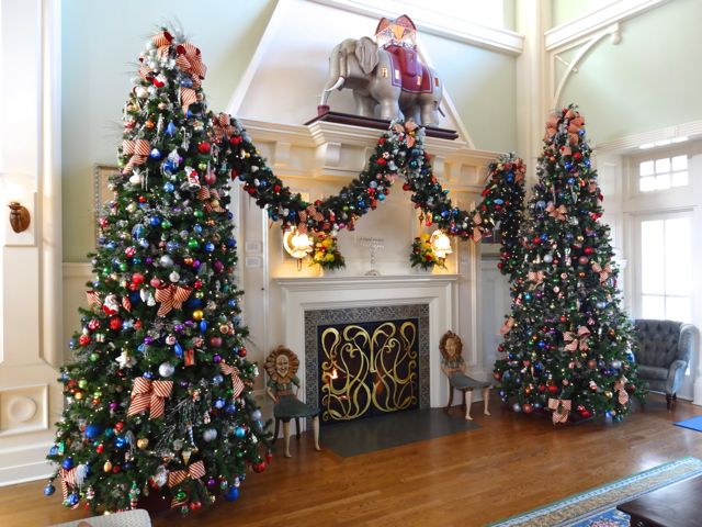 2012-Holiday-Decorations-Boardwalk-Inn-Walt-Disney-World-07 2012-Holiday-Decorations-Boardwalk-Inn-Walt-Disney-World-07