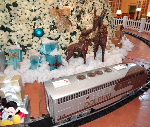 2012 Holiday Decorations - Dolphin Resort - Walt Disney World - 09
