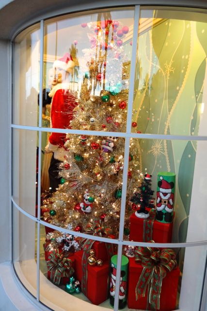 Disney's Hollywood Studios, Shop Window Displays Christmas 2012 - 03