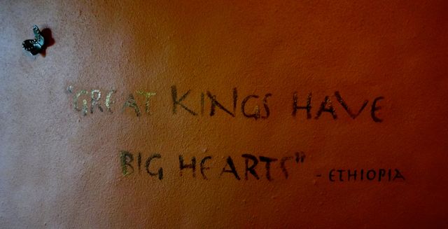 Another proverb... "Great Kings Have Big Hearts"... also, great men have big hearts